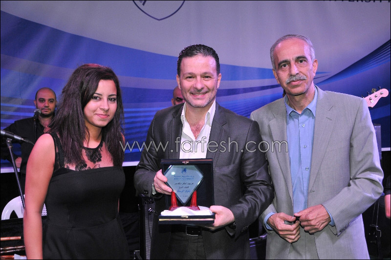 الفنان نقولا الأسطا يتسلم درعا تكريميا   صورة رقم 5