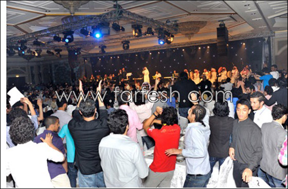 بالصور.. رابح صقر يبعد معجبا عن المسرح ويهدد بوقف الغناء!    صورة رقم 5