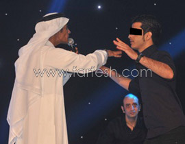 بالصور.. رابح صقر يبعد معجبا عن المسرح ويهدد بوقف الغناء!    صورة رقم 1