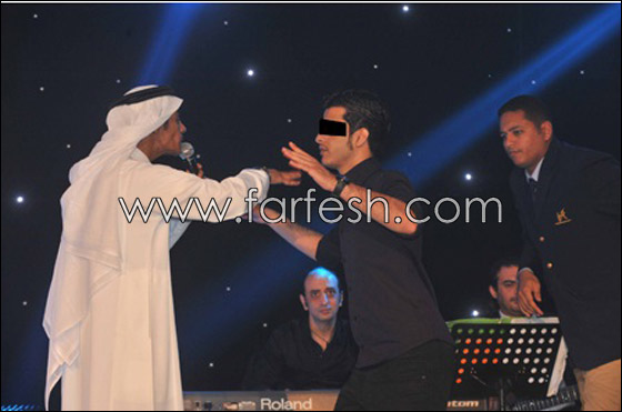 بالصور.. رابح صقر يبعد معجبا عن المسرح ويهدد بوقف الغناء!    صورة رقم 4