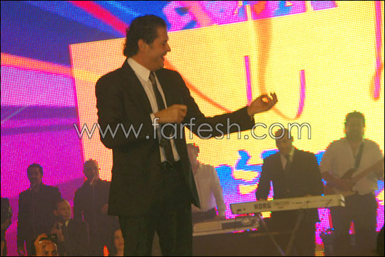 بالصور.. سيدة تحاول تقبيل راغب علامة وفيفي تلهب الحضور! صورة رقم 9 بالصور.. سيدة تحاول تقبيل راغب علامة وفيفي تلهب الحضور! صورة رقم 9