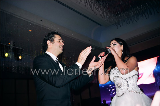 بالصور.. سيدة تحاول تقبيل راغب علامة وفيفي تلهب الحضور! صورة رقم 3 بالصور.. سيدة تحاول تقبيل راغب علامة وفيفي تلهب الحضور! صورة رقم 3