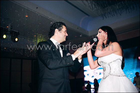 بالصور.. سيدة تحاول تقبيل راغب علامة وفيفي تلهب الحضور! صورة رقم 2 بالصور.. سيدة تحاول تقبيل راغب علامة وفيفي تلهب الحضور! صورة رقم 2