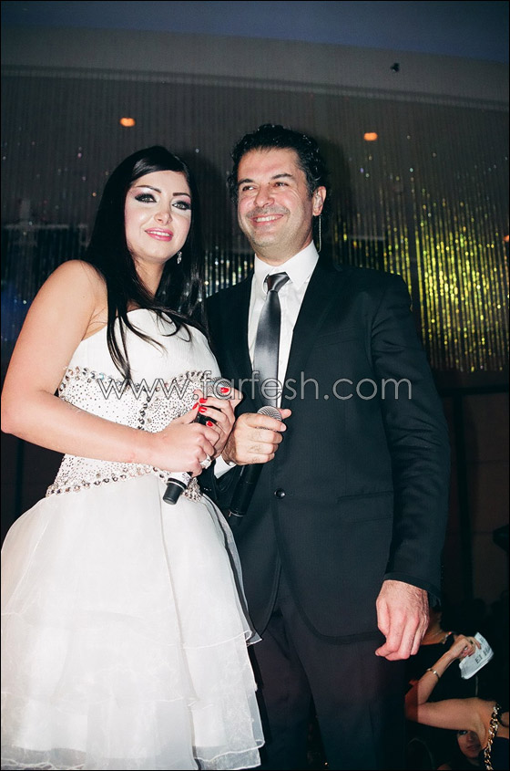 بالصور.. سيدة تحاول تقبيل راغب علامة وفيفي تلهب الحضور! صورة رقم 5 بالصور.. سيدة تحاول تقبيل راغب علامة وفيفي تلهب الحضور! صورة رقم 5