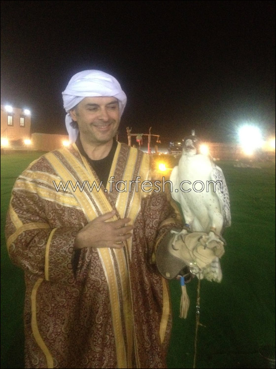 راغب علامة يرتدي العباءة القطرية ويحمل طيرا حرا  صورة رقم 2