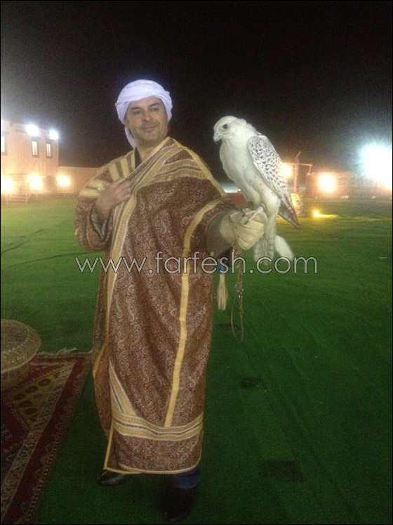 راغب علامة يرتدي العباءة القطرية ويحمل طيرا حرا  صورة رقم 3