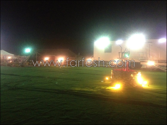 راغب علامة يرتدي العباءة القطرية ويحمل طيرا حرا  صورة رقم 8