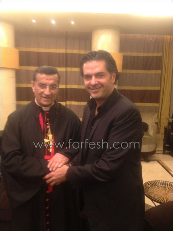 راغب علامة يرتدي العباءة القطرية ويحمل طيرا حرا  صورة رقم 4