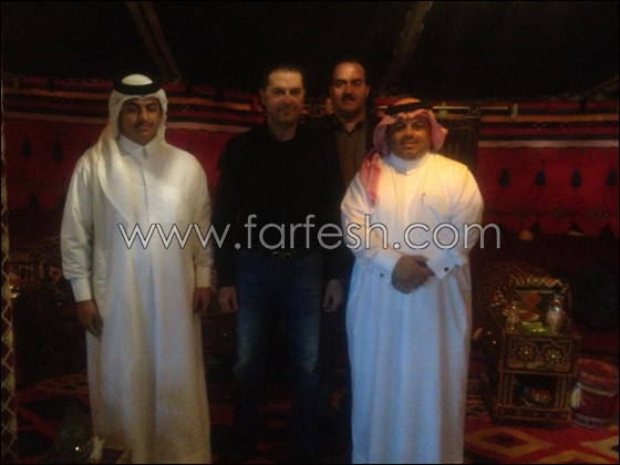 راغب علامة يرتدي العباءة القطرية ويحمل طيرا حرا  صورة رقم 5