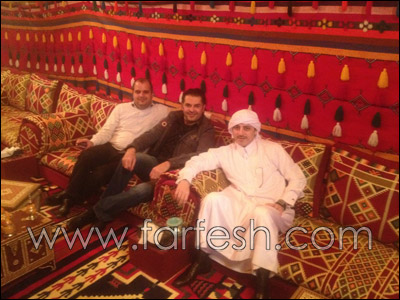 راغب علامة يرتدي العباءة القطرية ويحمل طيرا حرا  صورة رقم 1