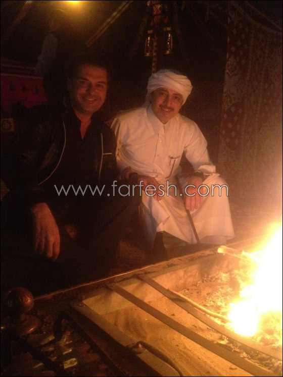 راغب علامة يرتدي العباءة القطرية ويحمل طيرا حرا  صورة رقم 6