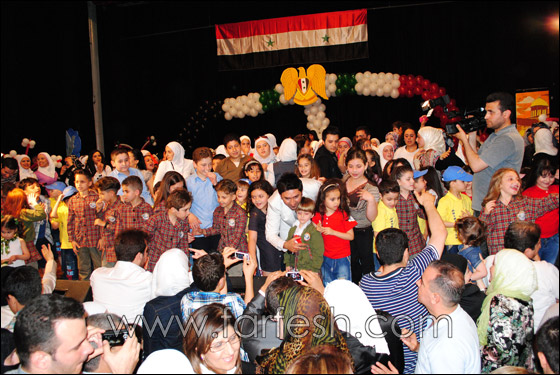 بالصور.. سامر غابرو يحتفل مع طلاب مدرسة المميزين صورة رقم 7 بالصور.. سامر غابرو يحتفل مع طلاب مدرسة المميزين صورة رقم 7