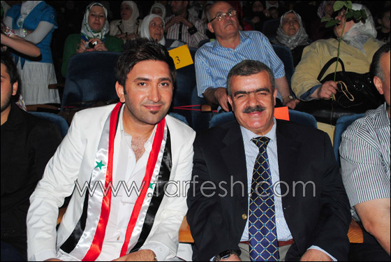 بالصور.. سامر غابرو يحتفل مع طلاب مدرسة المميزين صورة رقم 5 بالصور.. سامر غابرو يحتفل مع طلاب مدرسة المميزين صورة رقم 5