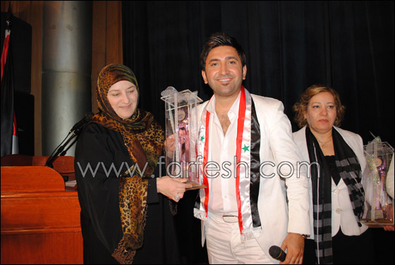 بالصور.. سامر غابرو يحتفل مع طلاب مدرسة المميزين صورة رقم 1 بالصور.. سامر غابرو يحتفل مع طلاب مدرسة المميزين صورة رقم 1