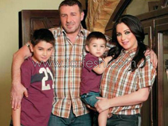 تعبيرا عن الحب.. فواخرجي وزوجها يرتديان نفس الملابس!!  صورة رقم 2