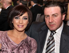 تعبيرا عن الحب.. فواخرجي وزوجها يرتديان نفس الملابس!!  صورة رقم 1