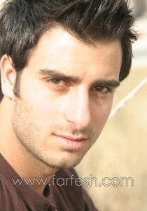 بالصوت.. مسلسلات اون لاين يستمع مع قرائه إلى احدث أغنيات طوني قطان! صورة رقم 1 بالصوت.. مسلسلات اون لاين يستمع مع قرائه إلى احدث أغنيات طوني قطان! صورة رقم 1