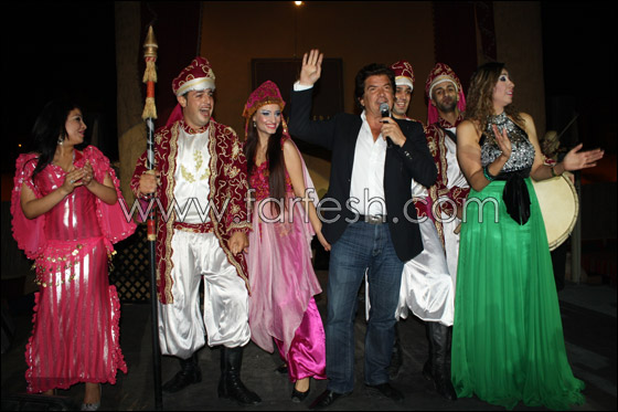 بالصور.. عشاء لوليد توفيق يتحوّل إلى مهرجان واحتفالية حب!!     صورة رقم 2