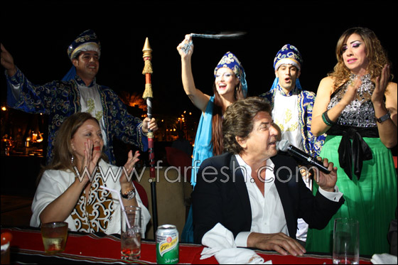 بالصور.. عشاء لوليد توفيق يتحوّل إلى مهرجان واحتفالية حب!!     صورة رقم 3