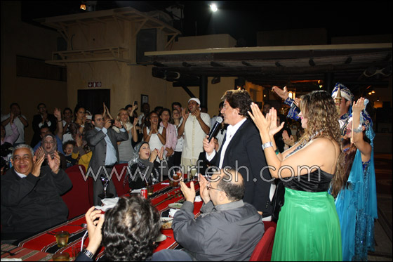 بالصور.. عشاء لوليد توفيق يتحوّل إلى مهرجان واحتفالية حب!!     صورة رقم 4