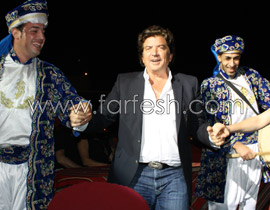 بالصور.. عشاء لوليد توفيق يتحوّل إلى مهرجان واحتفالية حب!!     صورة رقم 1