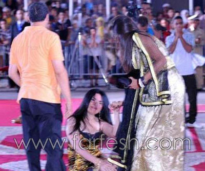 محرج: عبير صبري تسقط ارضا على البساط الاحمر!!   صورة رقم 4