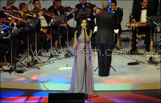 كارمن سليمان محرجة بسبب تعثرها المتكرر على المسرح!  صورة رقم 6