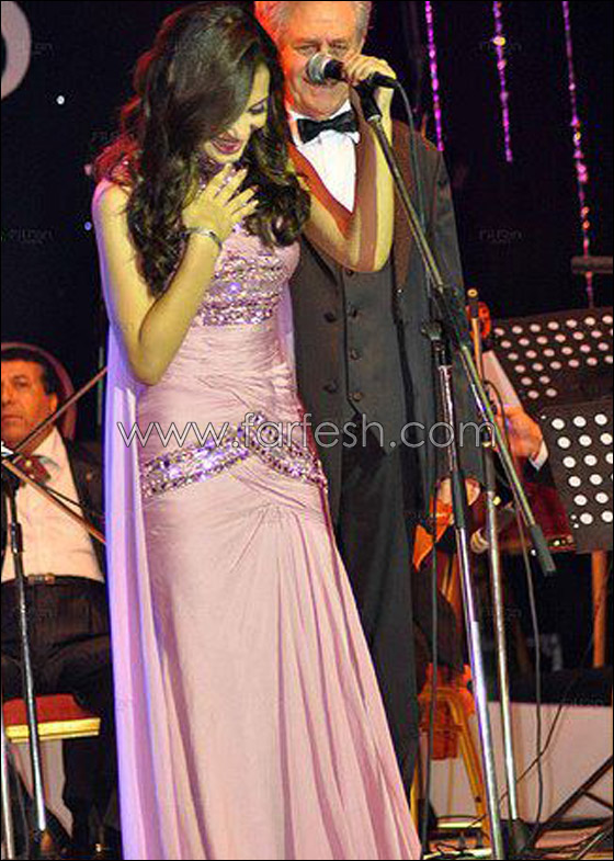 كارمن سليمان محرجة بسبب تعثرها المتكرر على المسرح!  صورة رقم 4