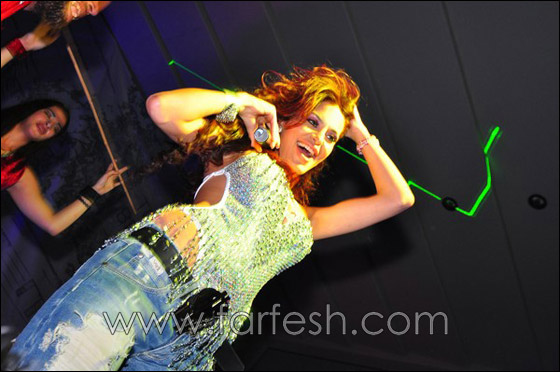 بالصور.. دومينيك حوراني تتسلم درعا تقديريا من جامعة USEK!! صورة رقم 15