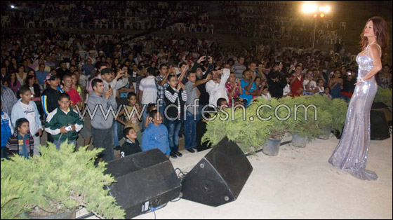 بالصور..دومينيك تغني على مدرج ميروبا السياحي!!  صورة رقم 9