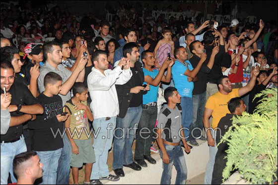 بالصور..دومينيك تغني على مدرج ميروبا السياحي!!  صورة رقم 4