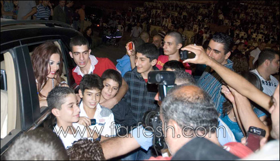 بالصور..دومينيك تغني على مدرج ميروبا السياحي!!  صورة رقم 1