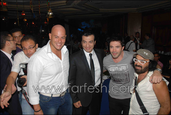 بالصور.. ايهاب توفيق يحتفل مع النجوم بنجاح ألبومه!   صورة رقم 6