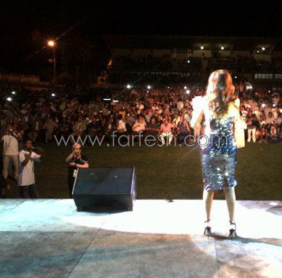 إليسا تتحدى تهديدات افشال حفلها بالجزائر وتغني بفستان لامع! صورة رقم 2 إليسا تتحدى تهديدات افشال حفلها بالجزائر وتغني بفستان لامع! صورة رقم 2