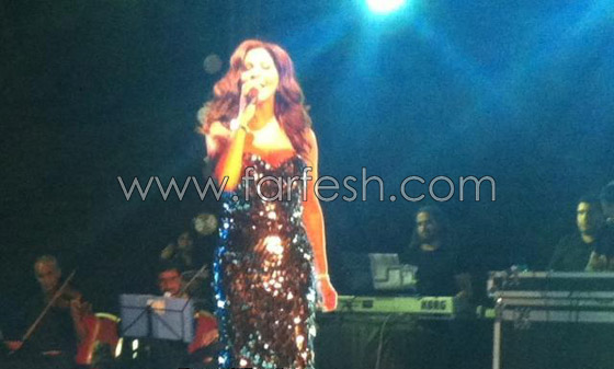 إليسا تتحدى تهديدات افشال حفلها بالجزائر وتغني بفستان لامع! صورة رقم 3 إليسا تتحدى تهديدات افشال حفلها بالجزائر وتغني بفستان لامع! صورة رقم 3