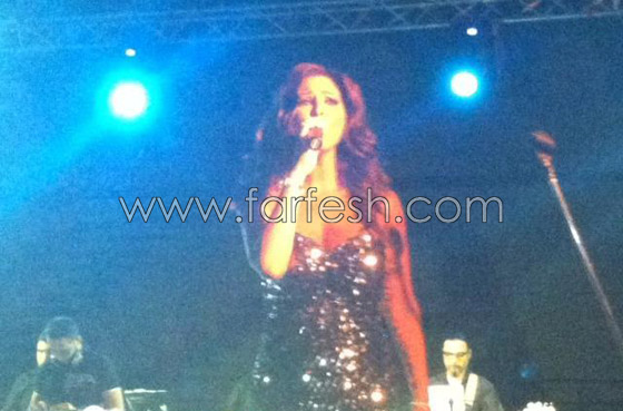 إليسا تتحدى تهديدات افشال حفلها بالجزائر وتغني بفستان لامع! صورة رقم 4 إليسا تتحدى تهديدات افشال حفلها بالجزائر وتغني بفستان لامع! صورة رقم 4