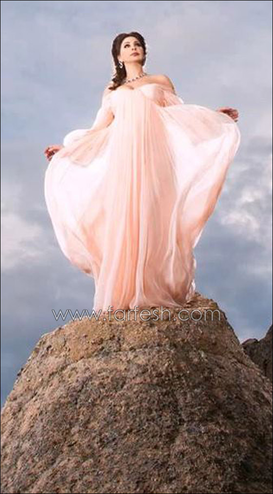 هدية من نوع خاص: اليسا تتلقى لوحة هدية من نوع خاص: اليسا تتلقى لوحة