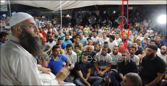 بعد اعتزاله الفن.. فضل شاكر يؤدي صلاة التراويح!! صورة رقم 2 بعد اعتزاله الفن.. فضل شاكر يؤدي صلاة التراويح!! صورة رقم 2