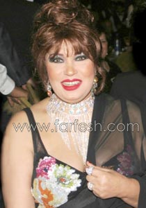 فيفي تطالب الشعب المصري بالصبر وشعبولا يعبر عن موقفه باغنية! صورة رقم 1 فيفي تطالب الشعب المصري بالصبر وشعبولا يعبر عن موقفه باغنية! صورة رقم 1