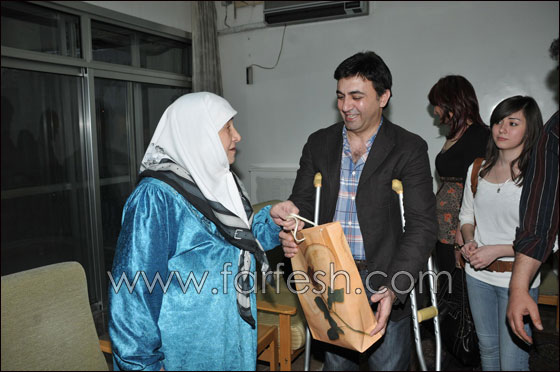 رغم اصابته.. فراس إبراهيم يكرم الأمهات فمنحنه نظرة مختلفة للحياة صورة رقم 6