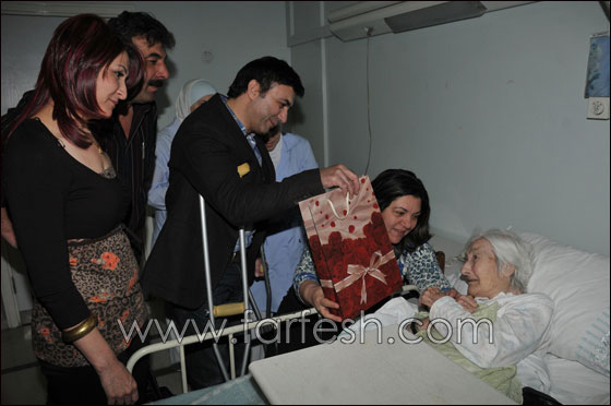 رغم اصابته.. فراس إبراهيم يكرم الأمهات فمنحنه نظرة مختلفة للحياة صورة رقم 8