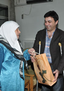 رغم اصابته.. فراس إبراهيم يكرم الأمهات فمنحنه نظرة مختلفة للحياة صورة رقم 1