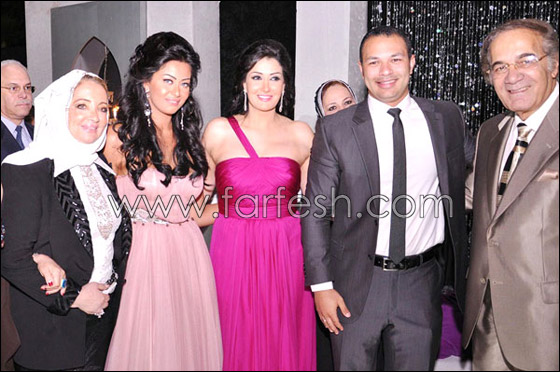 رغم فستان خطوبتها.. غياب والد روتانا يثير فضول 