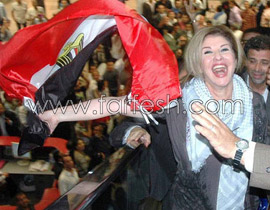 خالد يوسف ومي يستقبلان هالة سرحان بالورود والأحضان!!   صورة رقم 1