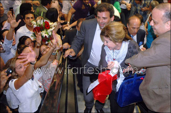 خالد يوسف ومي يستقبلان هالة سرحان بالورود والأحضان!!   صورة رقم 6