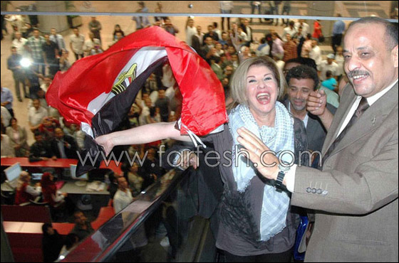 خالد يوسف ومي يستقبلان هالة سرحان بالورود والأحضان!!   صورة رقم 7