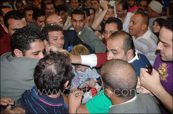 خالد يوسف ومي يستقبلان هالة سرحان بالورود والأحضان!!   صورة رقم 9