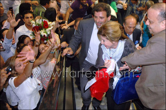 خالد يوسف ومي يستقبلان هالة سرحان بالورود والأحضان!!   صورة رقم 10