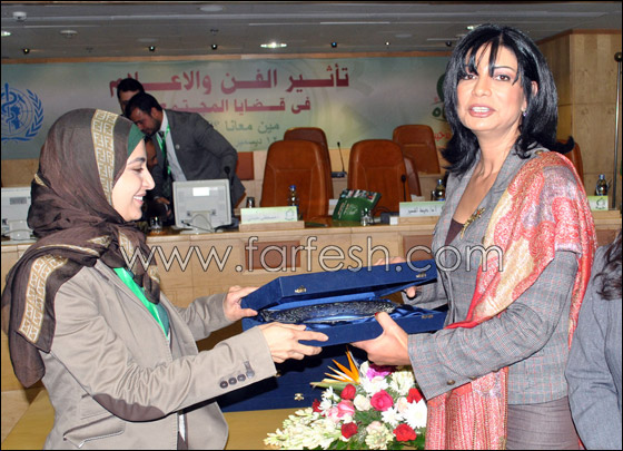 حنان تتصدى للتدخين وسوسن تستشهد بتغريم الزعيم!! صورة رقم 6 حنان تتصدى للتدخين وسوسن تستشهد بتغريم الزعيم!! صورة رقم 6