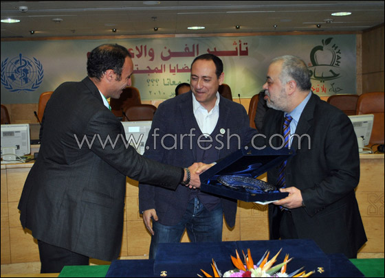 حنان تتصدى للتدخين وسوسن تستشهد بتغريم الزعيم!! صورة رقم 4 حنان تتصدى للتدخين وسوسن تستشهد بتغريم الزعيم!! صورة رقم 4